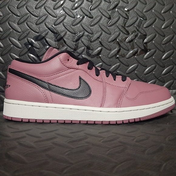 Jordan 1 Low Mulberry (W) shoes DC7268-500 - Picture 1 of 9